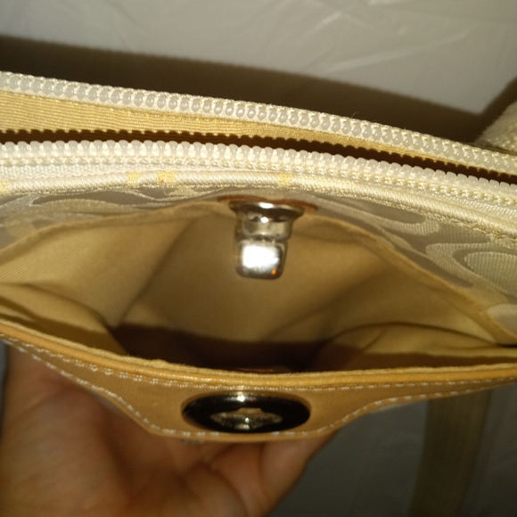 LIKE NEW Coach Beige Cream Tan Hampton's Signature Crossbody Bag Y2K - Picture 13 of 15